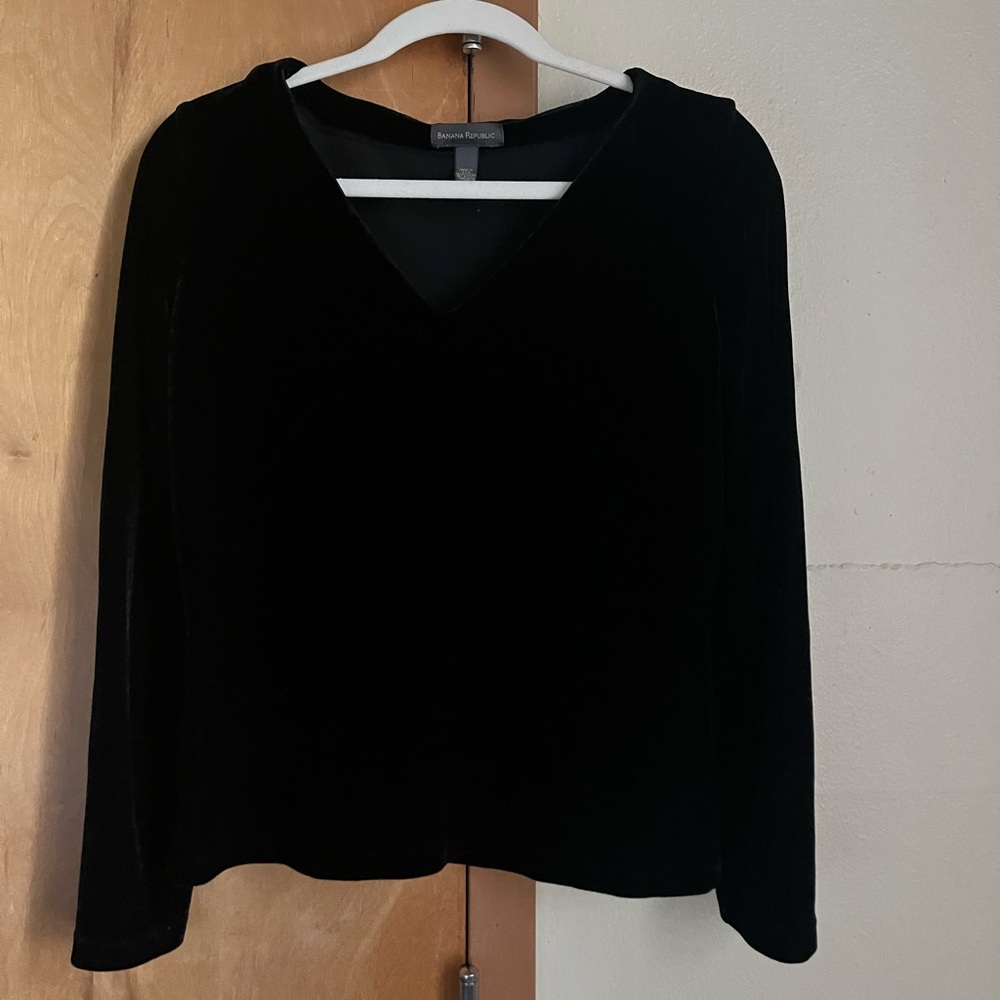 Medium long sleeve v neck velvet black banana republic great condition